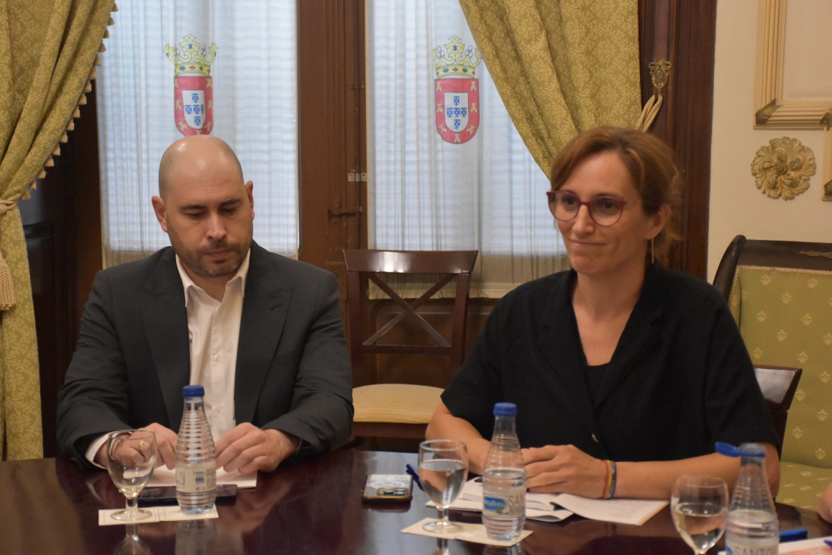 La ministra de Sanidad, Mónica García, abucheada en su visita a Ceuta: «¡Sinvergüenza, basura, dimisión, habéis abandonado al pueblo»