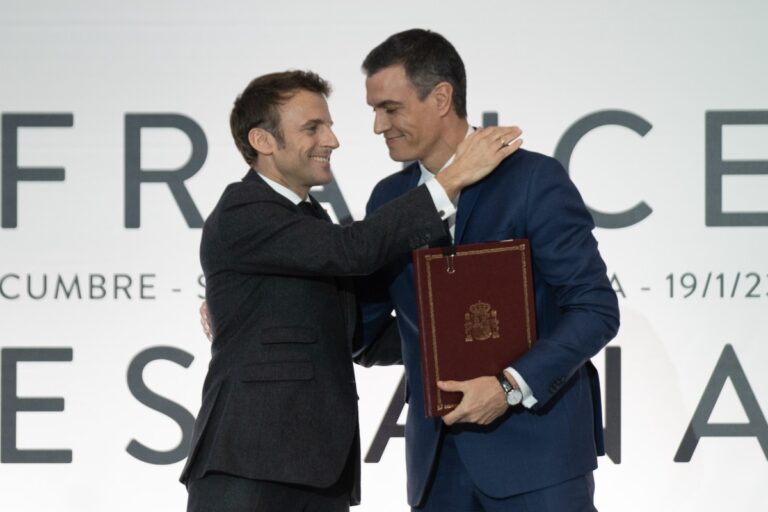 Sánchez y Macron vuelven a la carga con la censura en redes sociales: impulsarán la obligatoriedad de ser mayor de edad para poder acceder a ellas