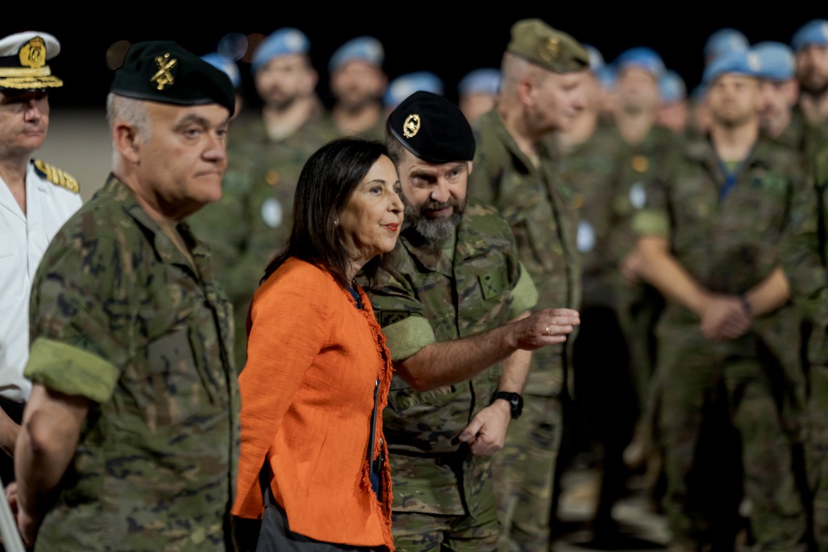Otra humillación a los militares: exigen explicaciones a Defensa tras instalar máquinas expendedoras con micrófonos espía