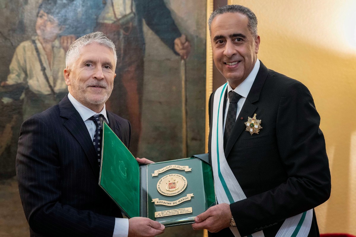 Marlaska condecoró con la Gran Cruz de la Orden del Mérito de la Guardia Civil al jefe de los espías de Marruecos en 2025