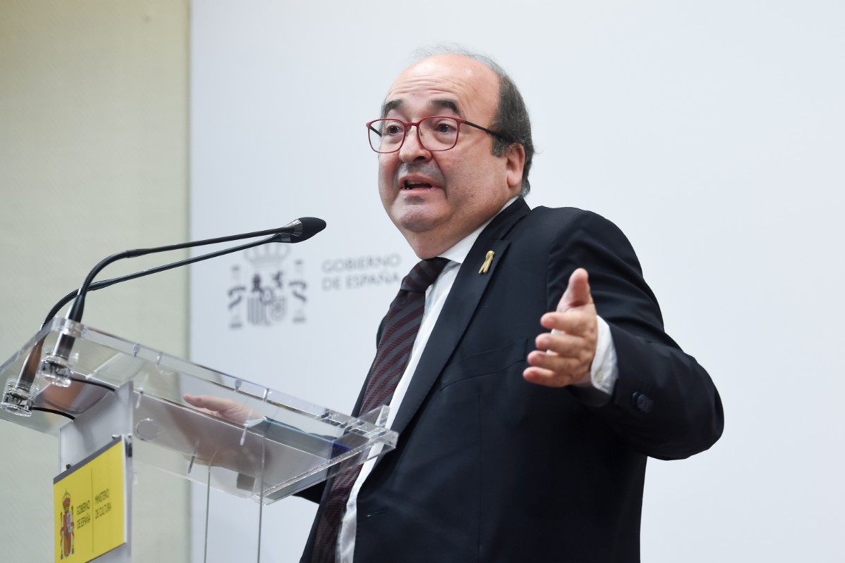 Correos pagó al «marido» de Iceta la formación para que pilotara aviones tras ser enchufado por Koldo en Iberojet