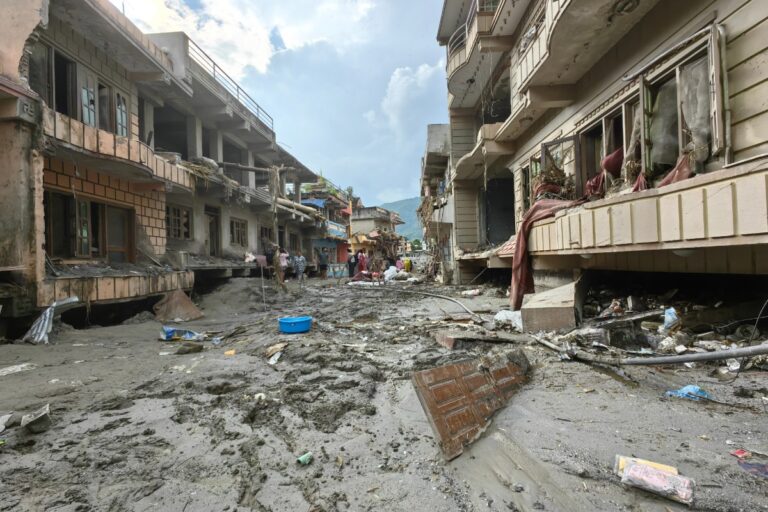 Aumentan a más de 930 los muertos por la devastadora riada en la frontera entre Nepal y China