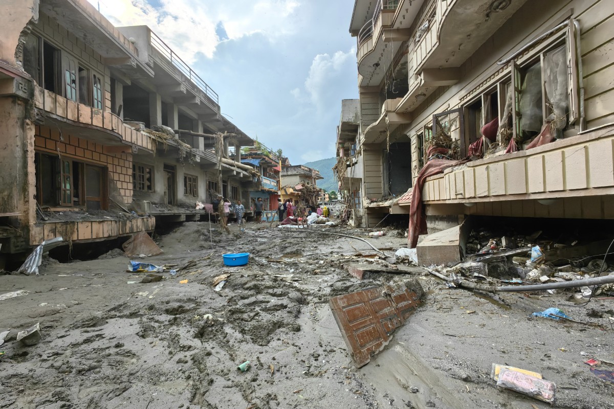 Aumentan a más de 930 los muertos por la devastadora riada en la frontera entre Nepal y China