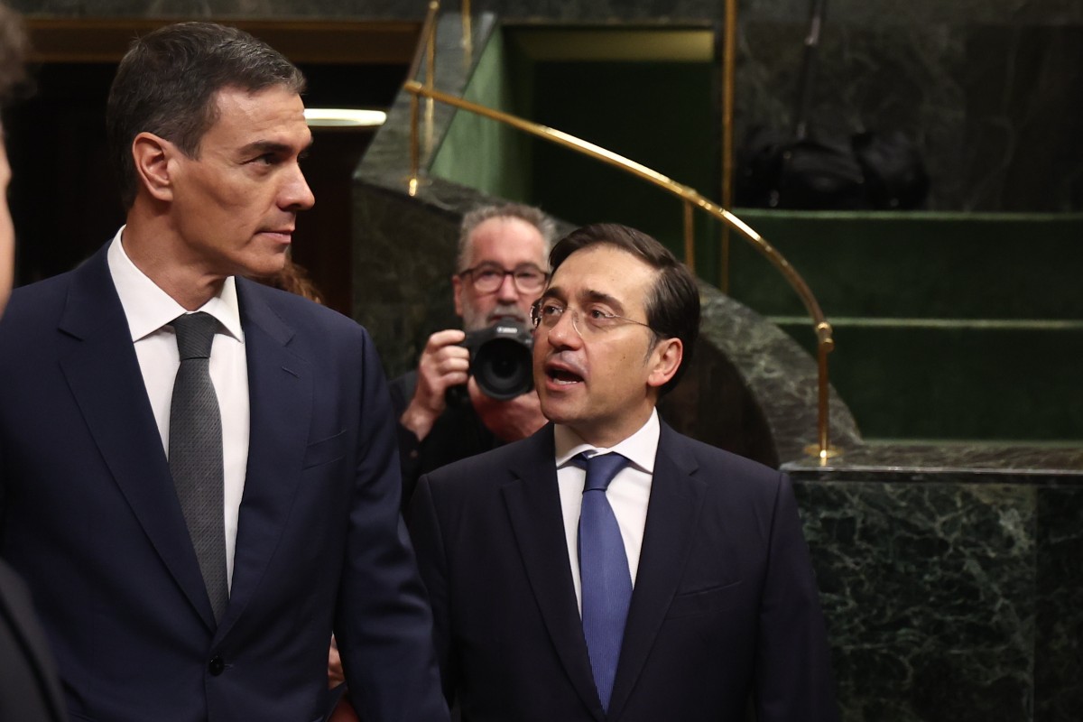 El Gobierno, obsesionado con controlar el voto exterior: Albares duplica el contrato para valijas diplomáticas