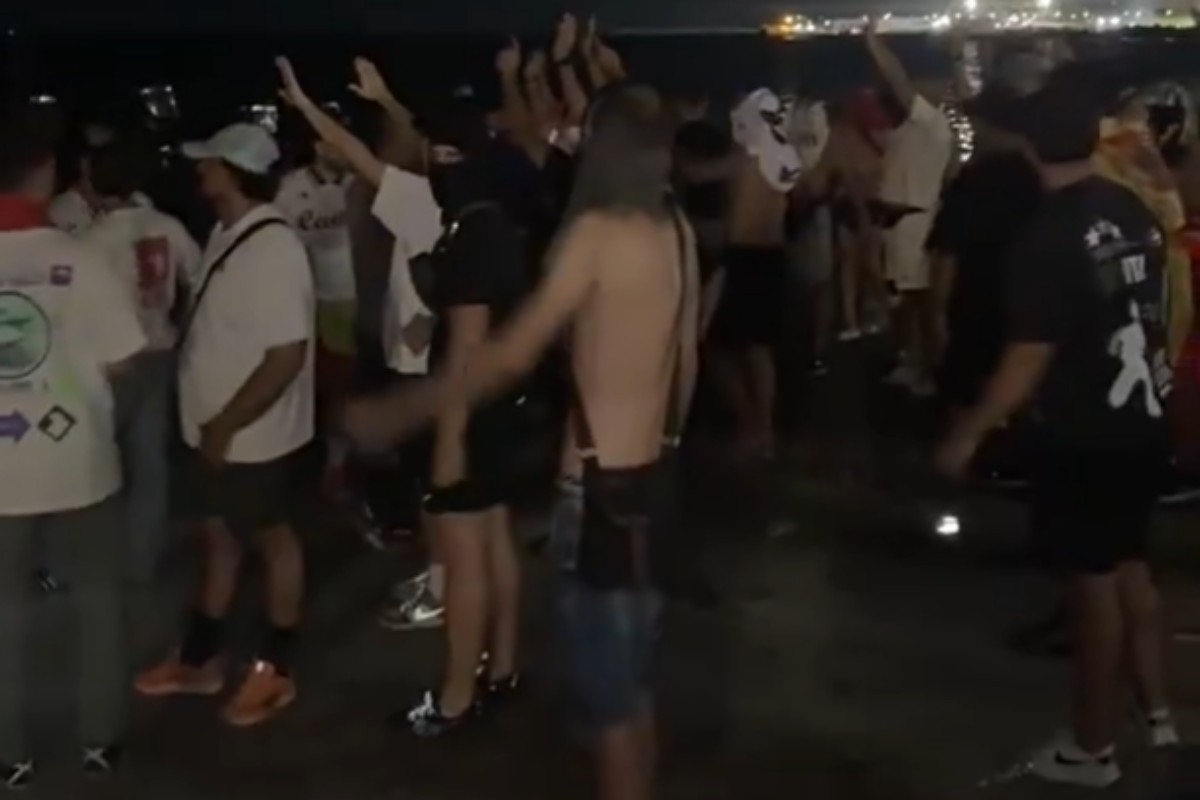Ceutíes plantan cara a la invasión ante la inacción del Gobierno y echan de la playa del Trampolín a los inmigrantes ilegales acampados
