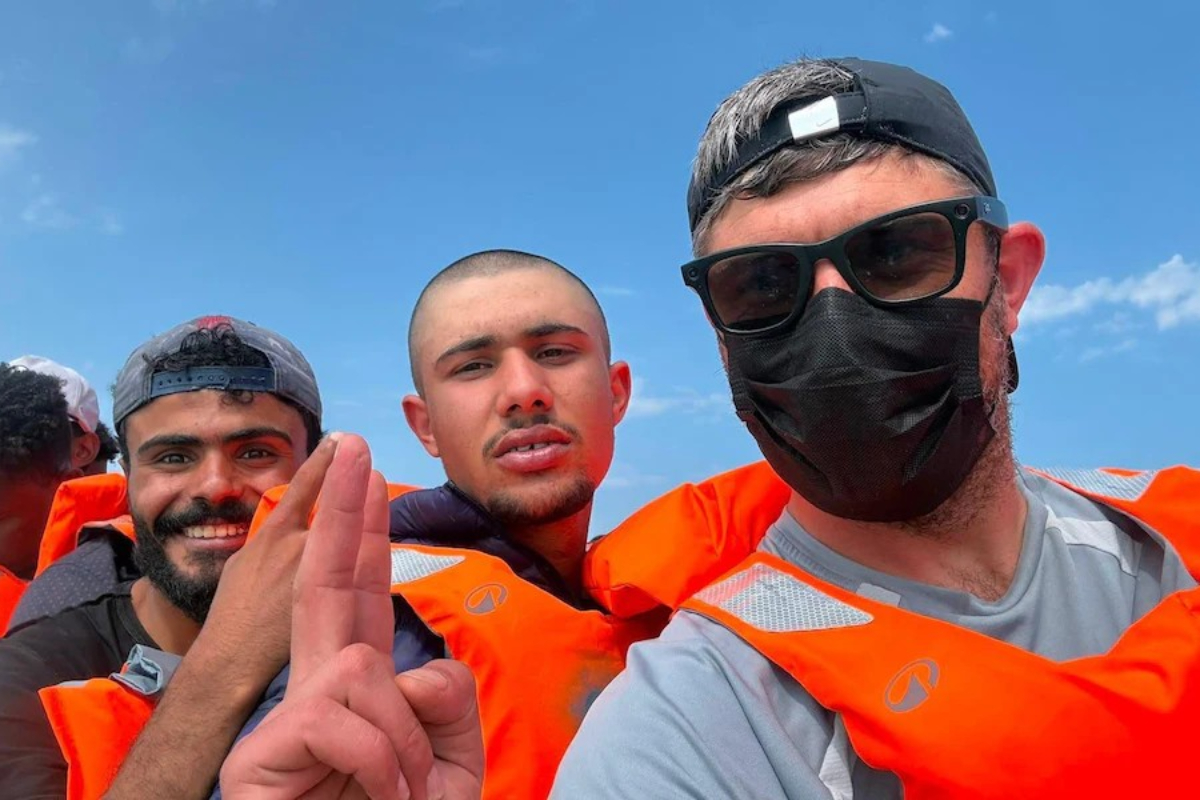 Un periodista se hace pasar por inmigrante, cruza el Canal de la Mancha en patera y graba cómo la Policía francesa devuelve a los traficantes a la costa