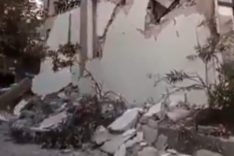 Al menos 38 muertos en Indonesia tras un terremoto de magnitud 7,7 en la isla de Flores