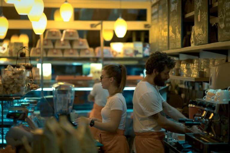 El empleo ya no garantiza salir de la pobreza en la España de Sánchez: 2,5 millones de trabajadores viven bajo el umbral pese a tener trabajo