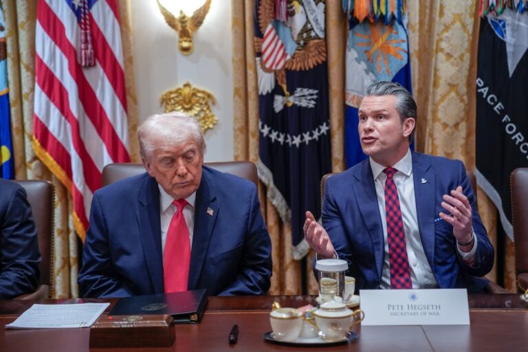 Trump exige a Irán que muestre «la bandera blanca de rendición», y asegura que atacará Omán si impide la gestión americana del estrecho de Ormuz