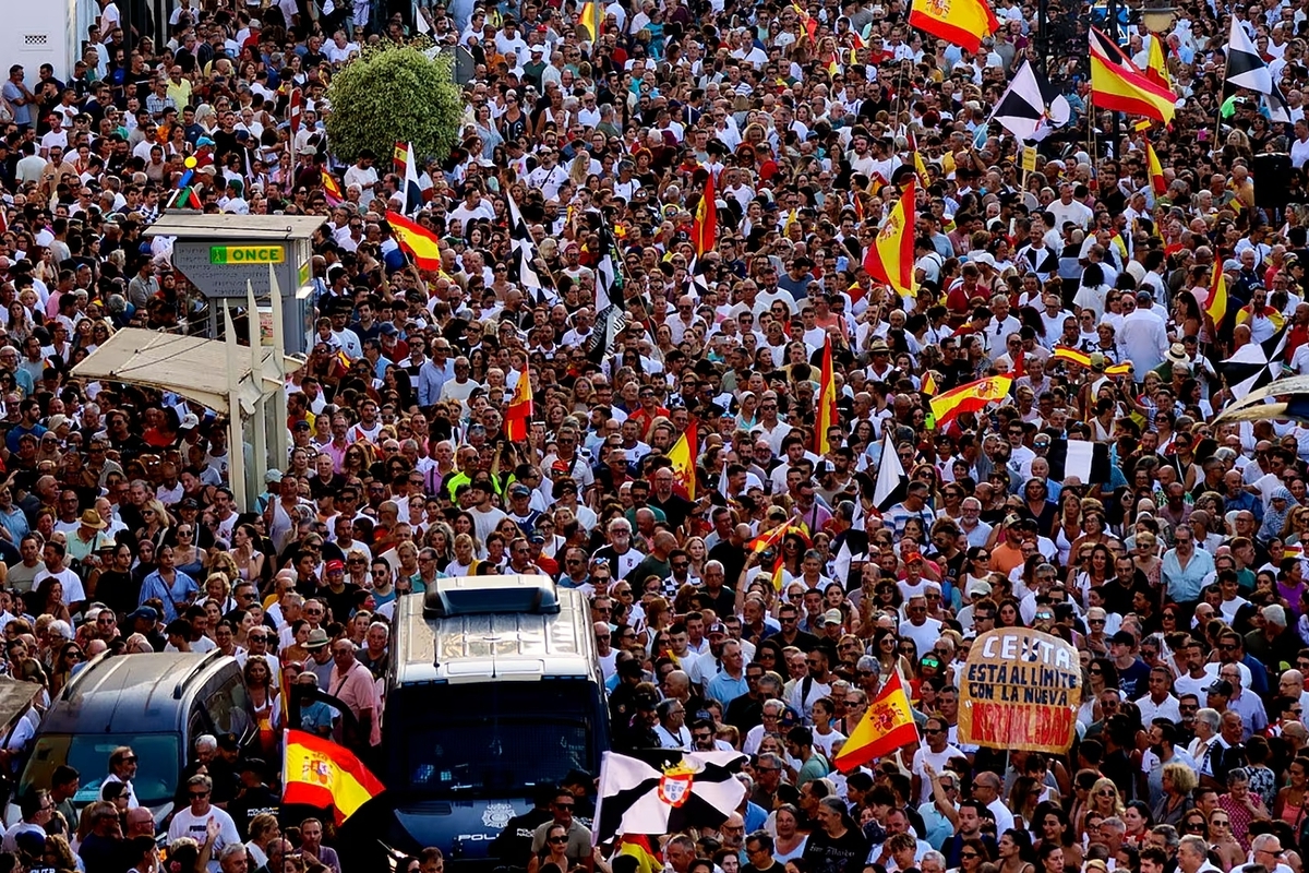 La movilización de miles de ceutíes contra el Gobierno paraliza la decisión de habilitar todos los polideportivos a los invasores