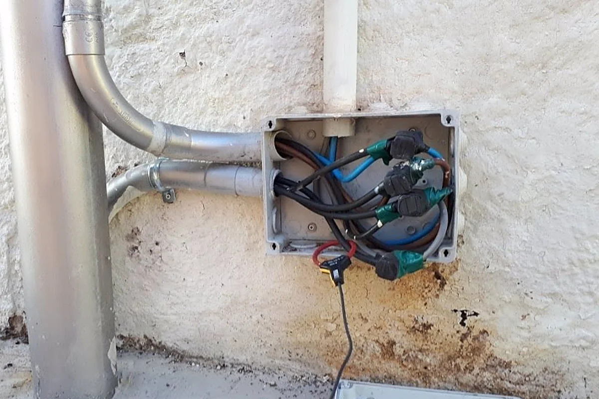 Detenido un inmigrante ilegal en Ceuta por enganchar ilegalmente teléfonos a un cuadro eléctrico y tumbar la energía de un puesto de ambulancias