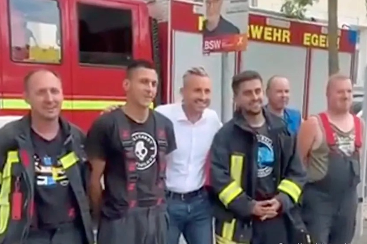 Amenazan con expulsar a cuatro bomberos voluntarios en Alemania por hacerse una foto con el candidato de AfD que lidera los sondeos