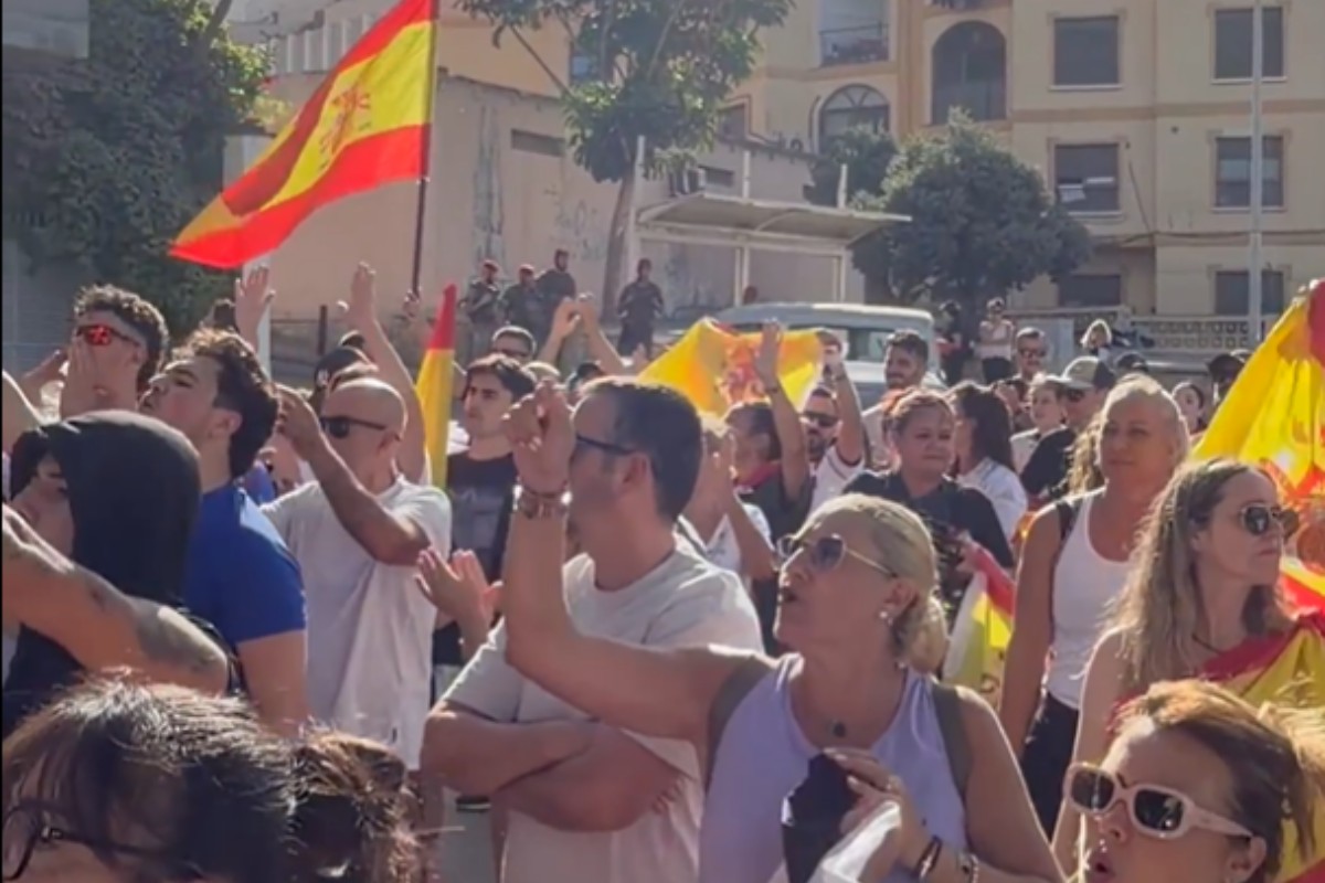 Ceutíes bloquean el paso de los camiones de Cruz Roja con comida para inmigrantes ilegales