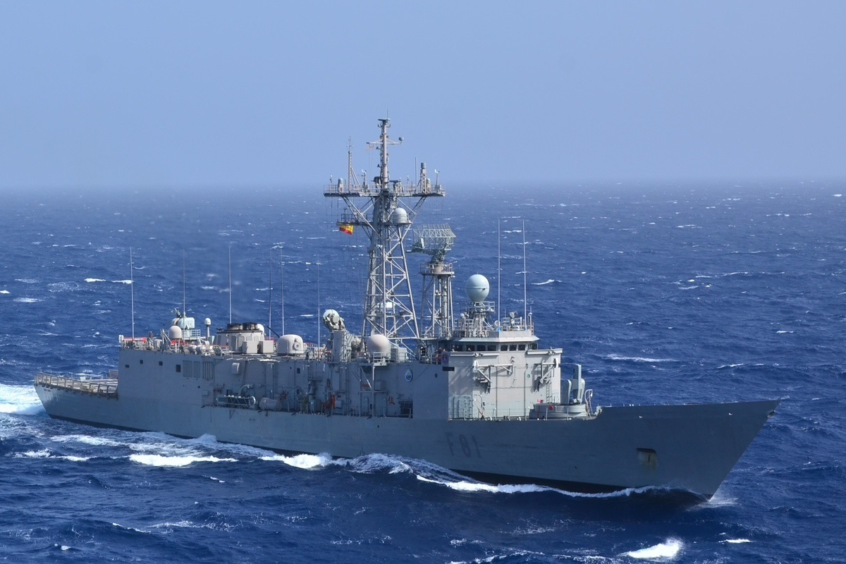 Defensa despliega dos fragatas y dos buques ante la presión de Marruecos en la frontera con Ceuta