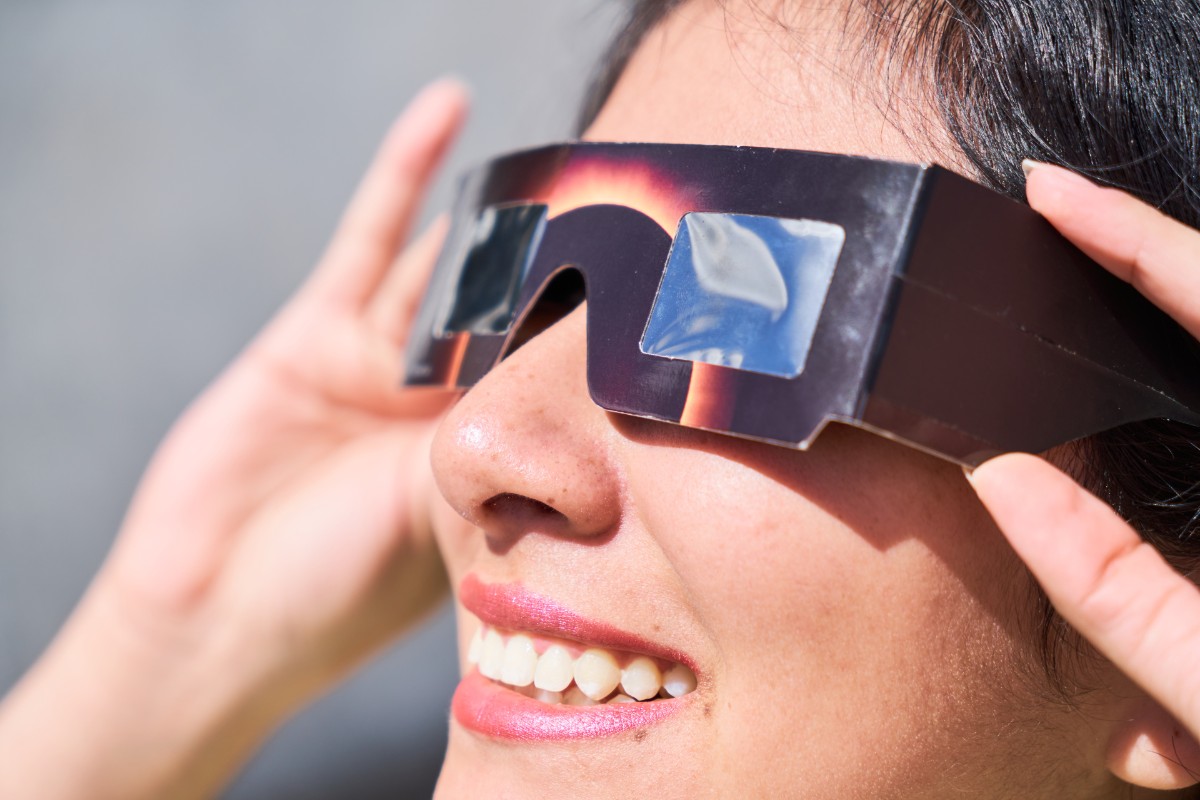 Expertos aconsejan usar gafas homologadas para ver el eclipse del 12 de agosto sin sufrir daños oculares graves