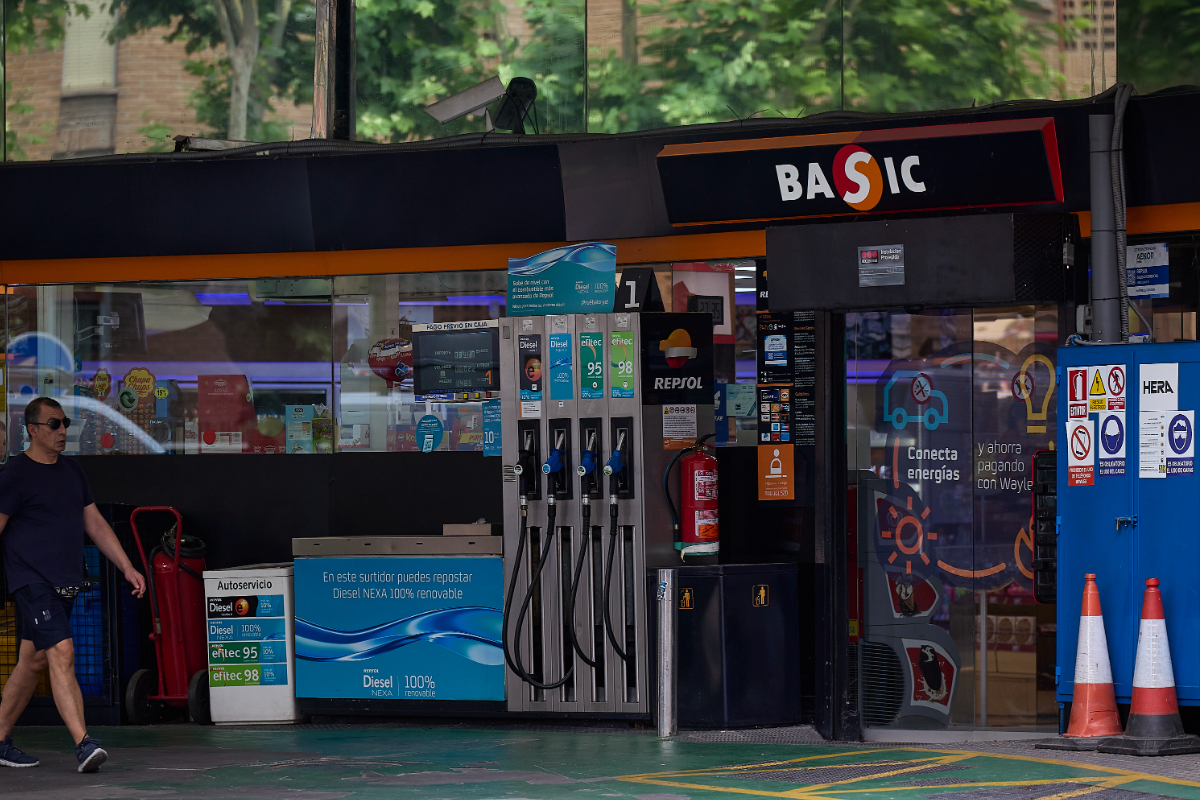 El precio de los carburantes suma su quinta subida consecutiva y se encarece casi un 20% desde principios de julio