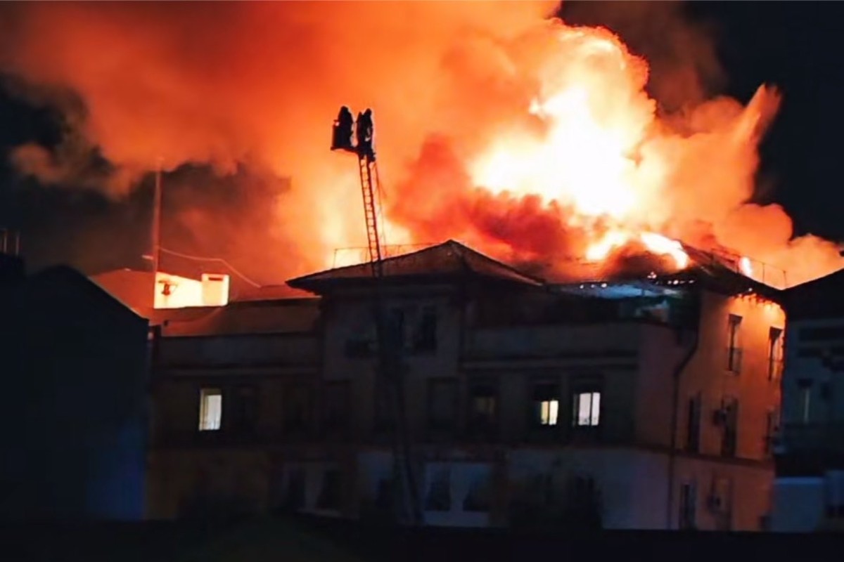Desalojado un bloque de viviendas en el barrio madrileño de Chamberí por un aparatoso incendio
