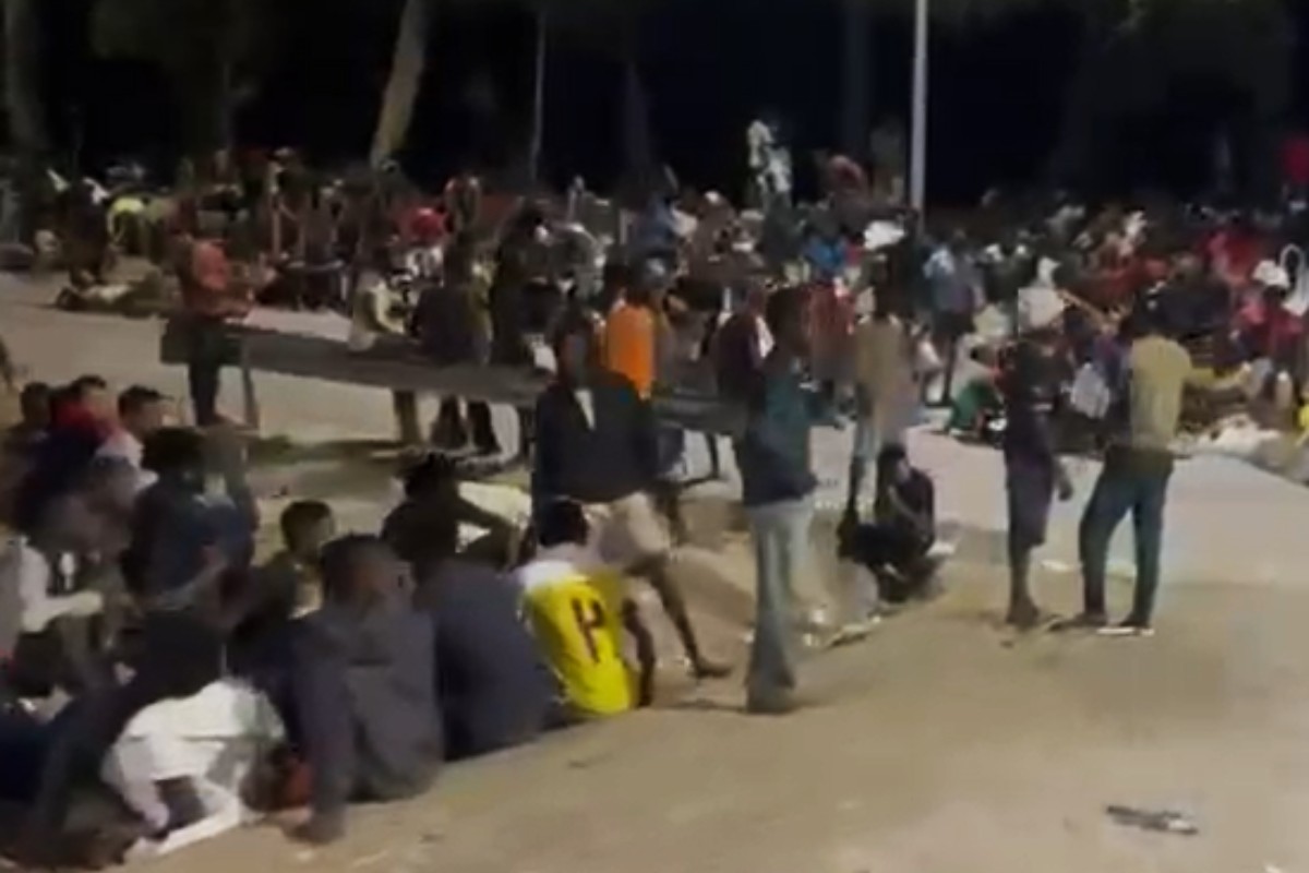 Más de 400 inmigrantes ilegales subsaharianos aprovechan el caos en El Tarajal para entrar en Ceuta por el vallado fronterizo