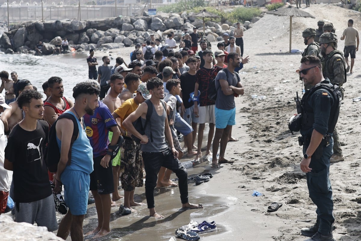Los ceutíes desmienten al Gobierno y niegan que la mayoría de los 60.000 inmigrantes ilegales de la invasión hayan vuelto a Marruecos: «Dejen de mentir»