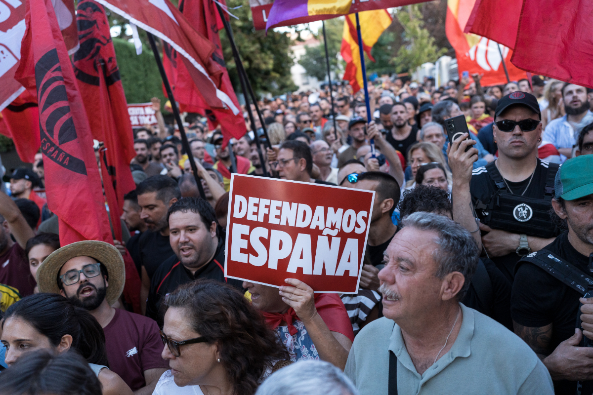 Manifestantes se concentran ante la Embajada de Marruecos en Madrid por la invasión en Ceuta: «España es cristiana, no musulmana»