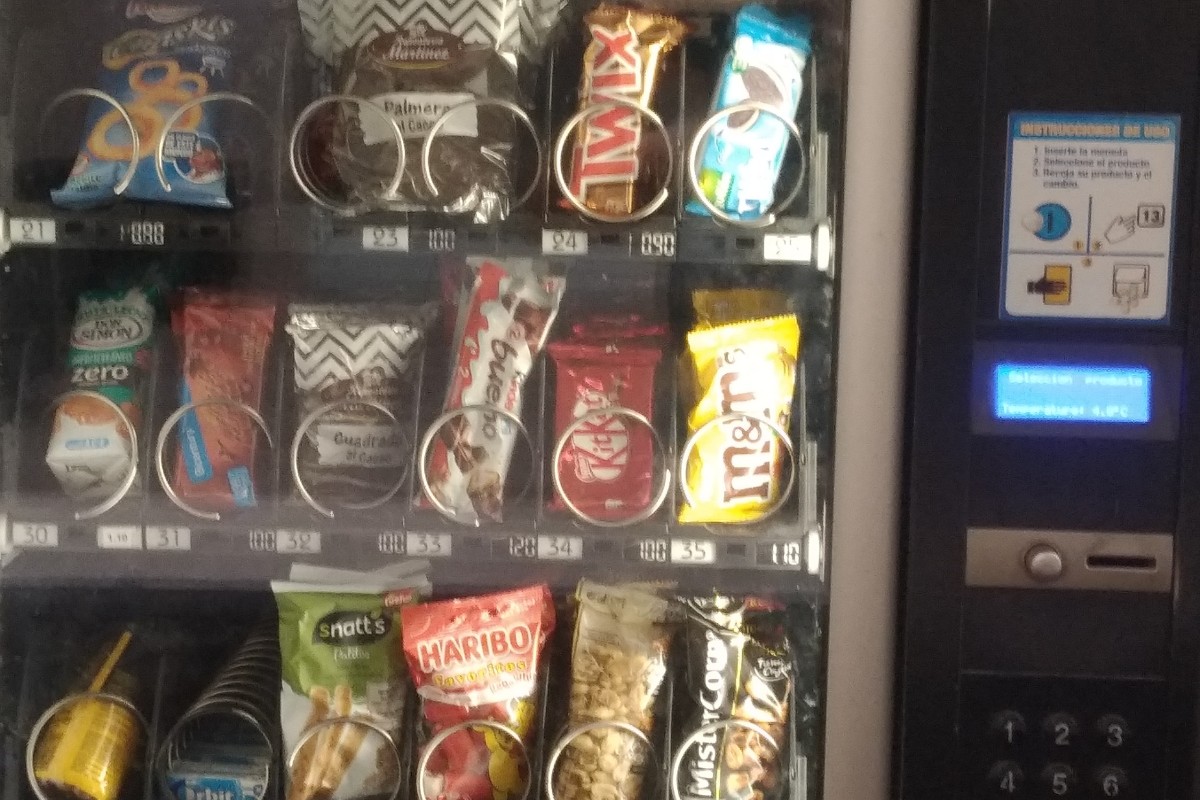 El 70% de los alimentos de máquinas de «vending» en Urgencias de los hospitales son poco saludables