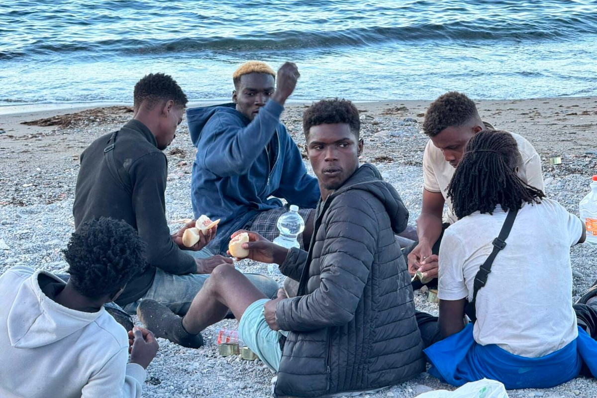 Grupos de marroquíes se instalan ilegalmente en casetas en los acantilados del Sarchal, en Ceuta