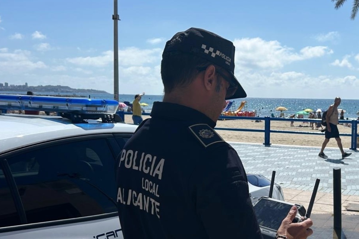 La Policía Local de Alicante detiene en la playa del Postiguet a dos marroquíes que pretendían agredir mar adentro a una niña de cuatro años
