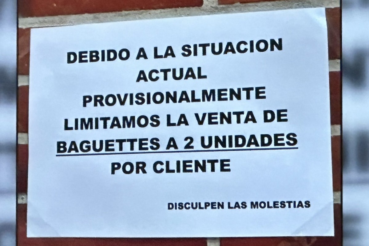 Llega el racionamiento de comida a Ceuta: limitan la compra de pan y de agua porque «se necesitan para los inmigrantes»
