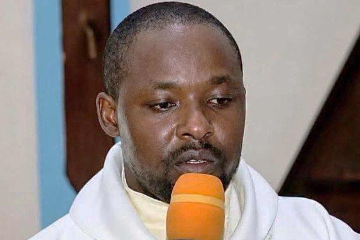 Asesinan a machetazos a un sacerdote en Nigeria: «Es un genocidio contra los católicos»