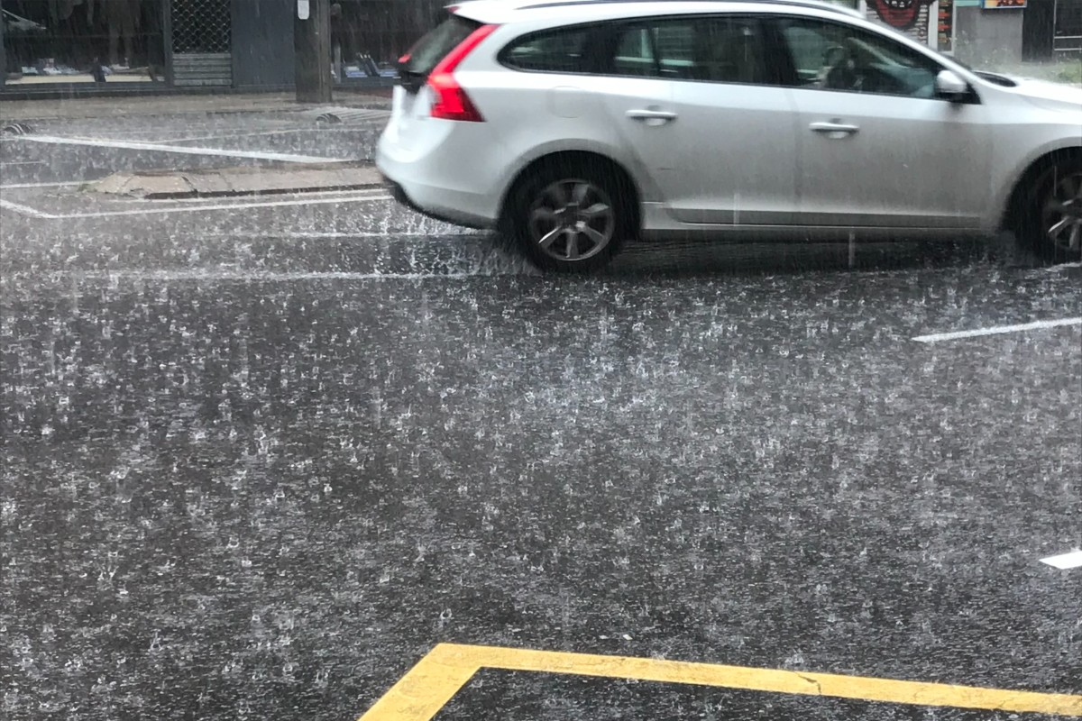 Varios reventones con vientos de hasta 150 kilómetros por hora provocan diversos daños materiales en la provincia de Valencia
