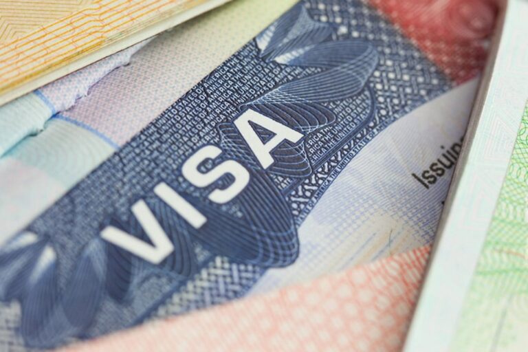 La Administración Trump pretende revocar hasta 200.000 visas en las próximas semanas para hacer frente a la inmigración masiva