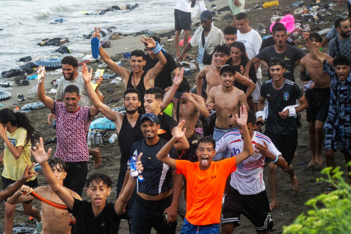 La Guardia Civil detecta «perfiles yihadistas» entre los inmigrantes que invadieron Ceuta desde Marruecos