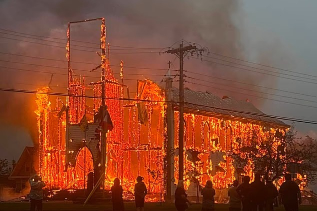 Nuevo ataque contra los cristianos: queman una histórica iglesia católica de más de 100 años en Canadá