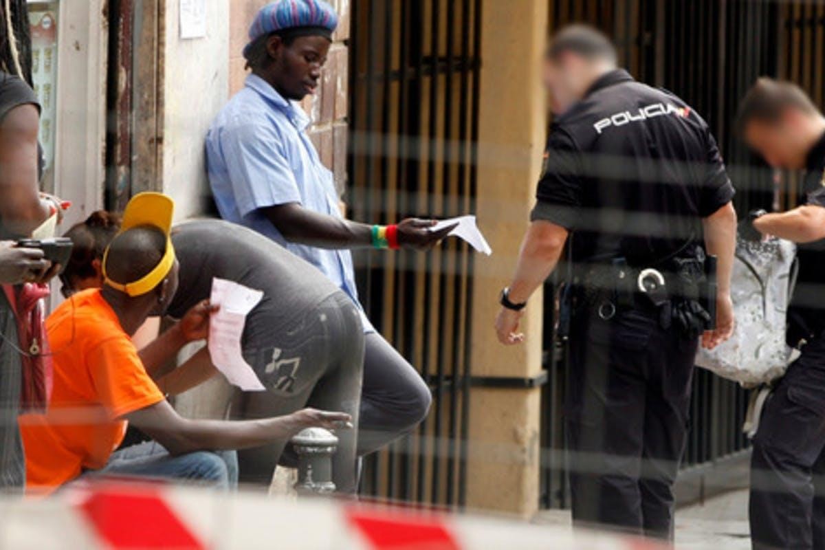 Los nacidos en el Magreb concentran el 66% de los detenidos por robos con violencia y el 37% por homicidio en el País Vasco