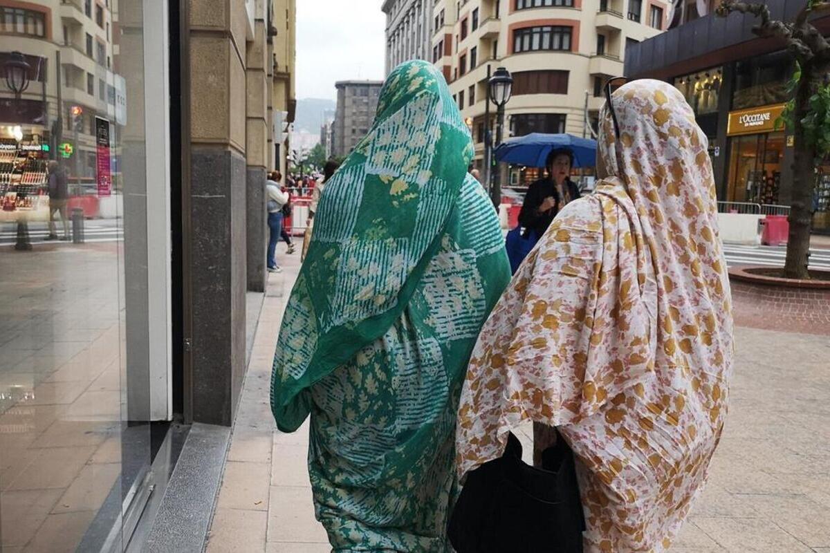 Una familia de inmigrantes marroquíes recibe más de 4.000 euros al mes de ayudas en Navarra sin trabajar: «Nos tratan muy bien»