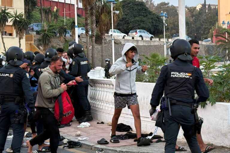 El operativo para vaciar las playas de Ceuta fracasa: 1.700 plazas llenas y miles de invasores siguen al raso