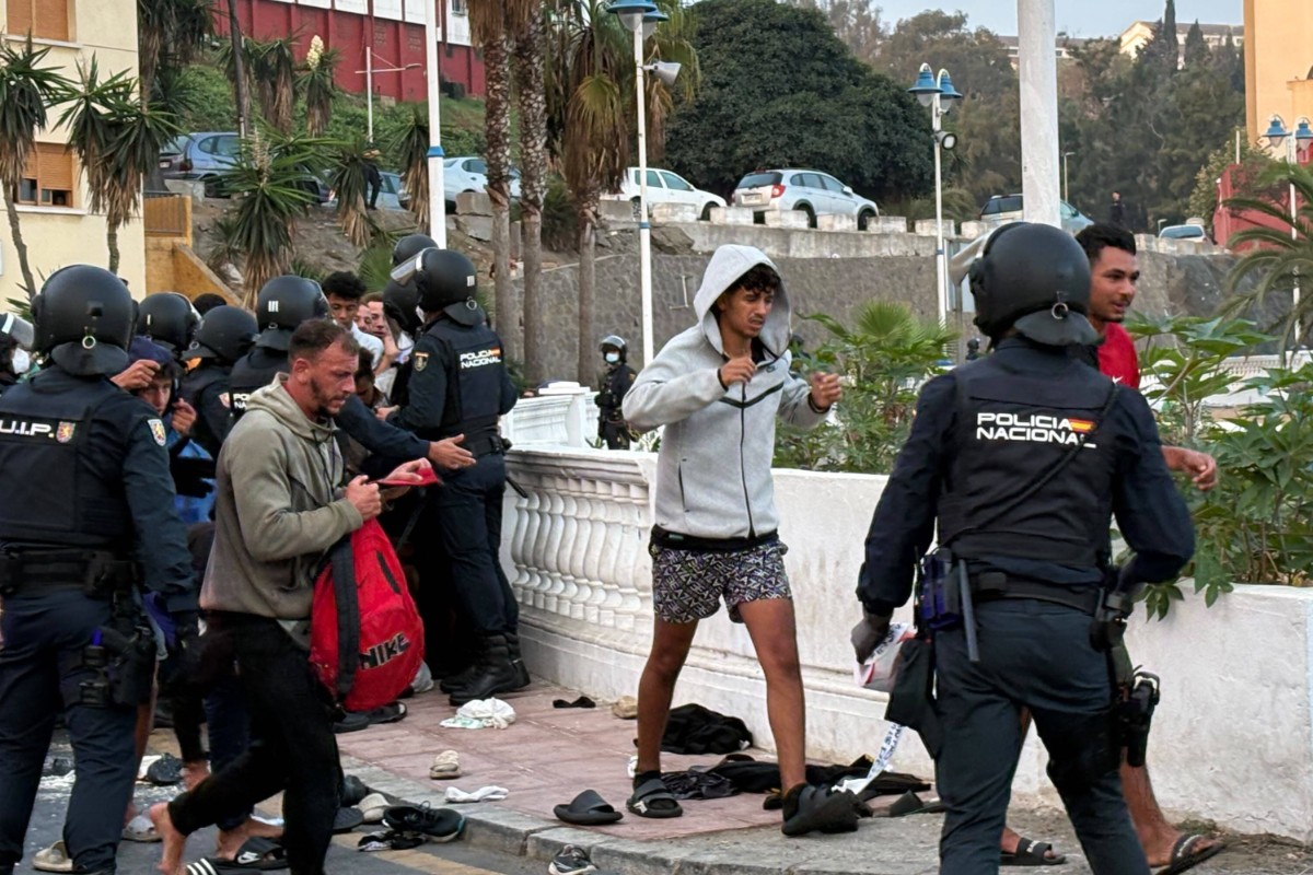 Cuatro inmigrantes apuñalan durante la avalancha hacia el Puerto de Ceuta a un vecino para robarle el móvil y un cordón de oro
