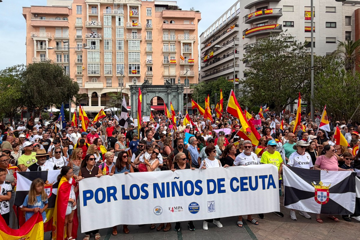 Centenares de personas se manifiestan en Ceuta contra el Gobierno y exigen seguridad para el inicio del curso escolar: «Nuestros niños quieren libertad»