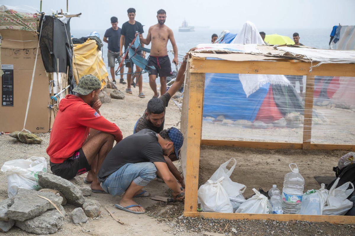 Miles de ceutíes salen a la calle contra el Gobierno por instalar una carpa para inmigrantes en terrenos del puerto: «Ceuta será la tumba del sanchismo»