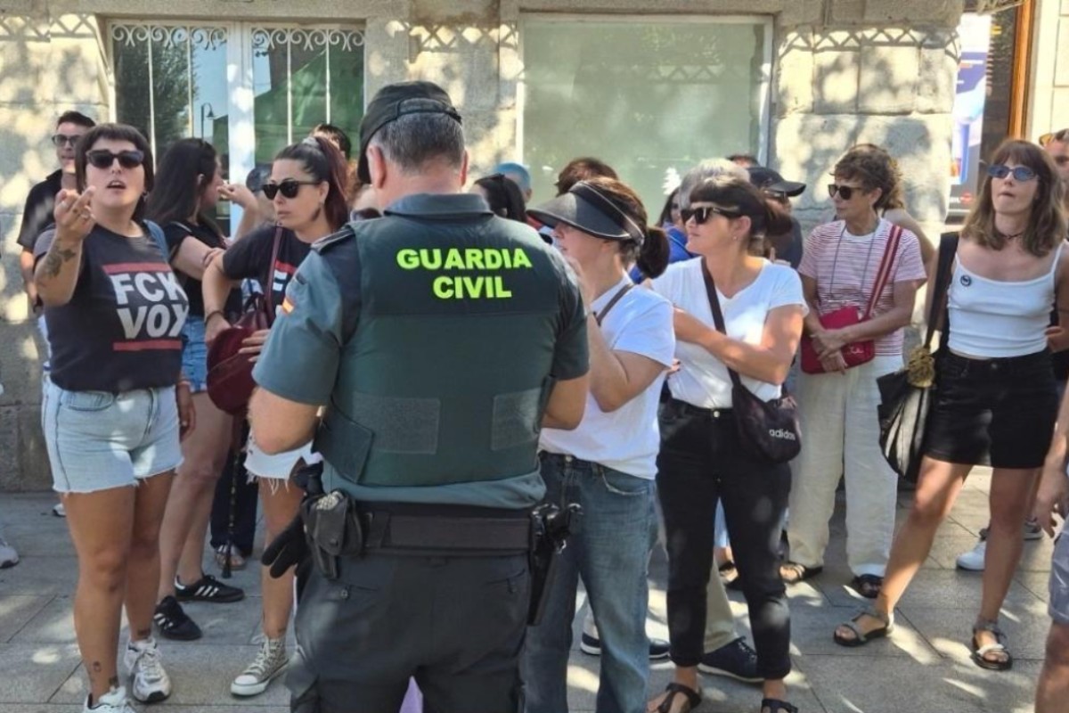 VOX presenta denuncia ante el Juzgado de Cangas por el acoso, amenazas y coacciones sufridas en su mesa informativa