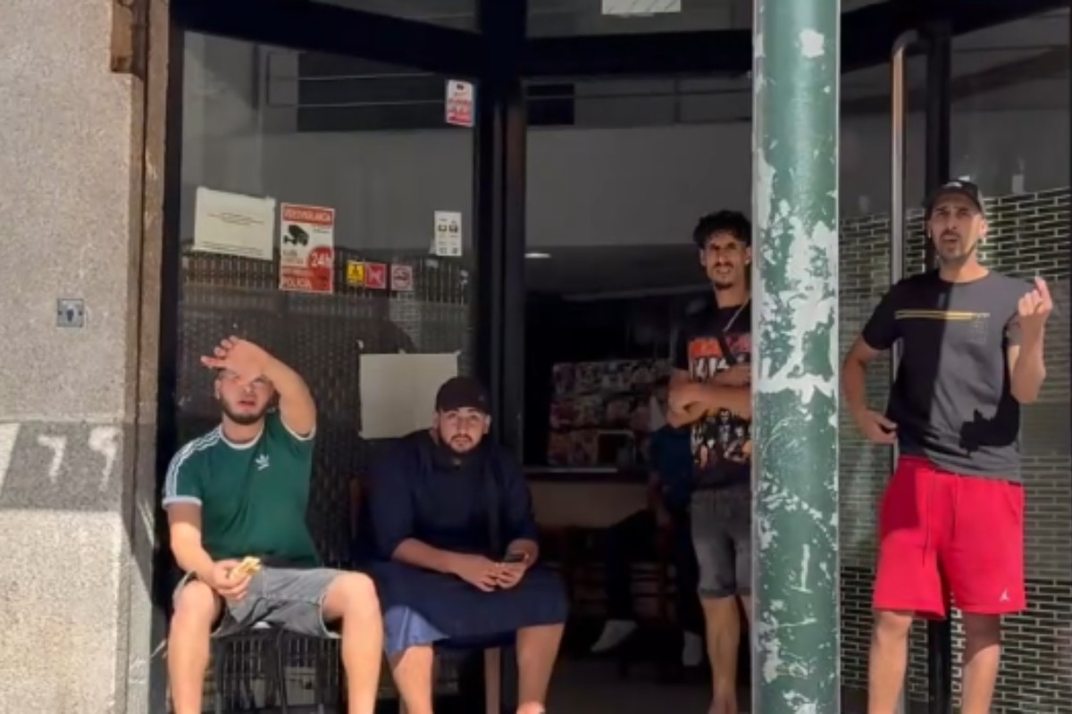 Un grupo de magrebíes destroza a pedradas el coche de un diputado de VOX mientras denunciaba la inseguridad en El Vendrell