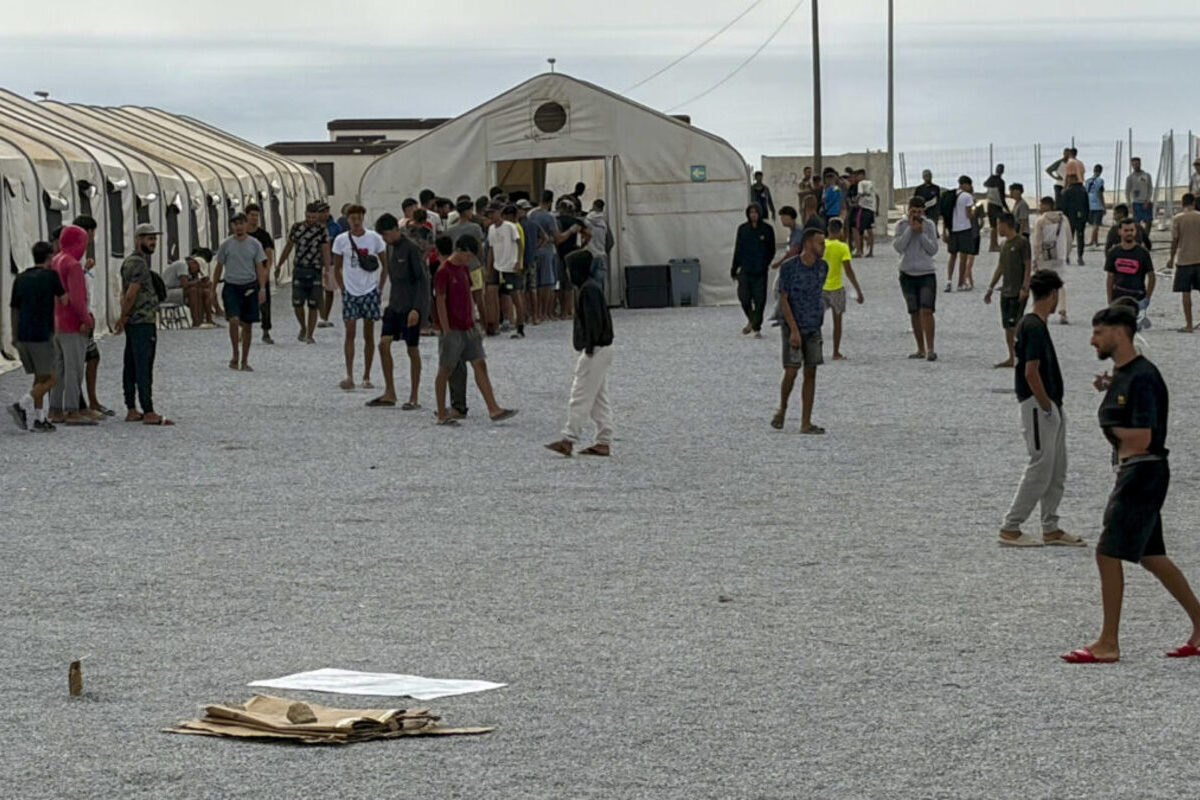 Frente a una petrolera y en el puerto para enviarlos a la Península: estos son los riesgos que el Gobierno oculta del nuevo CETI de Ceuta