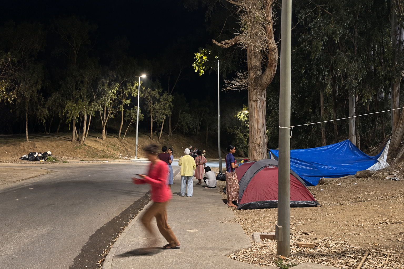 Explotación sexual en Ceuta: los invasores asentados en la playa del Trampolín buscan a niñas por la noche en el CETI