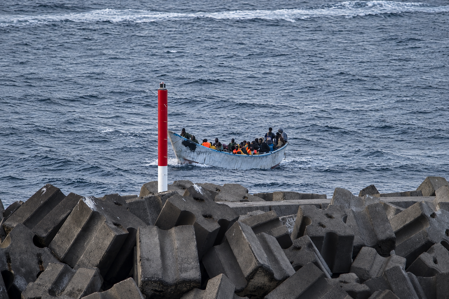 La Guardia Civil detiene a 15 inmigrantes ilegales que huían de Ceuta a la Península en una embarcación