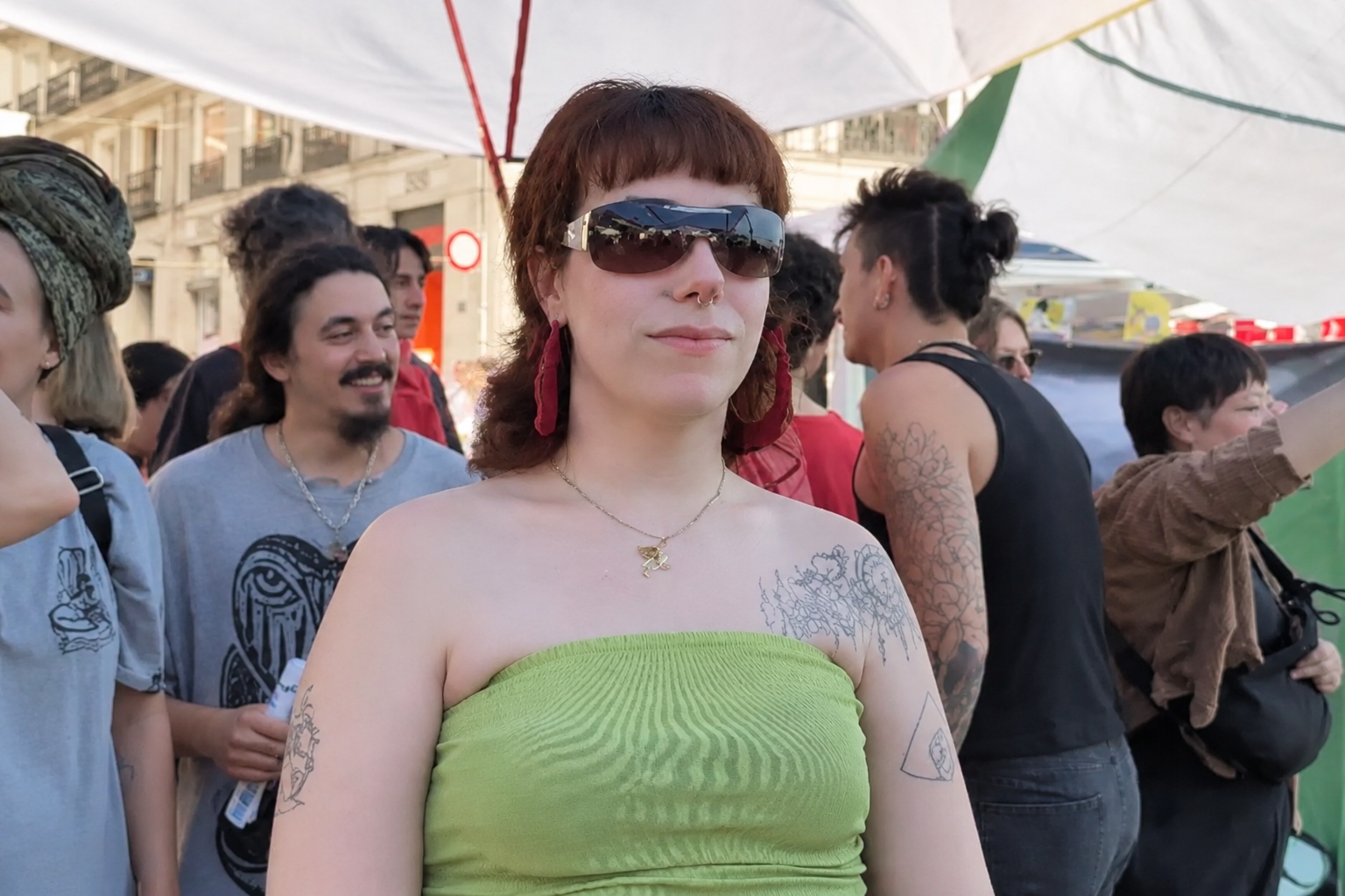 Una joven acampada en Sol defiende el discurso político de VOX en medio de la confusión: «¡Prioridad Nacional para los que vivimos aquí!»