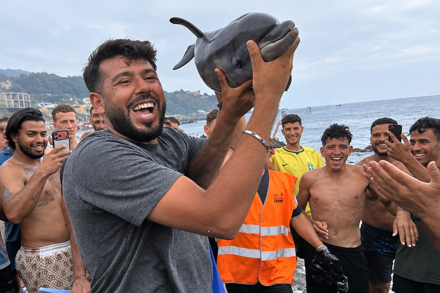 Una entidad ecologista denuncia ante la Guardia Civil a los inmigrantes ilegales que han asesinado un delfín en la playa del Trampolín