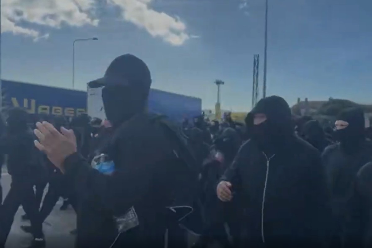 Miles de personas bloquean el acceso al puerto de Dover (Reino Unido) en una protesta contra la inmigración ilegal masiva en el Canal de la Mancha
