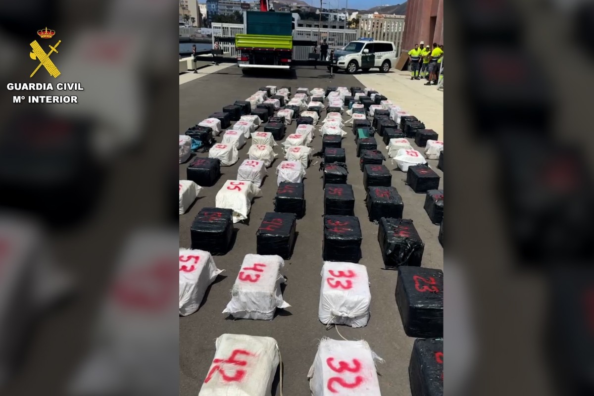 Cinco detenidos y tres toneladas de cocaína incautadas en una narcolancha al sur de Gran Canaria