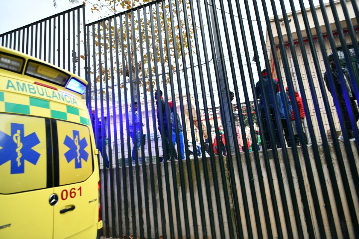 Inmigrantes agreden a trabajadores de ambulancias en Ceuta y provocan varias bajas: «Han cruzado todas las líneas rojas»