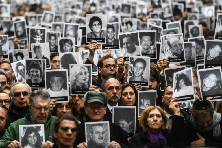 La Justicia de Argentina ordena procesar a ocho terroristas de Hezbolá por el atentado de la AMIA, ocurrido en 1994